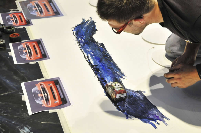 Illustration for article titled British Artist Paints Using RC Cars As His Brushes